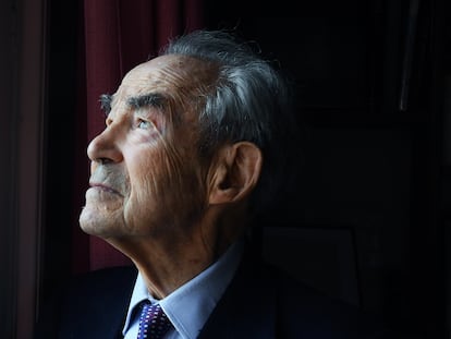 Robert Badinter posa tras la entrevista en su domicilio de París, el 29 de marzo.