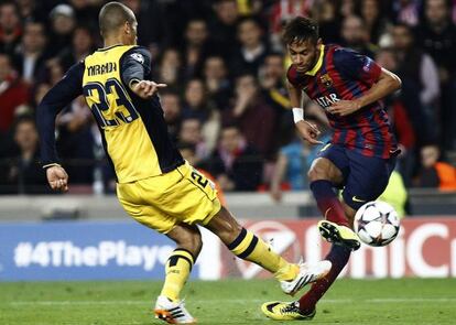 Neymar chuta ante Miranda.