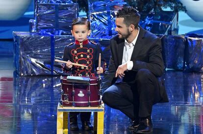 Hugo Molina con su padre en la final de 'Got Talent'.