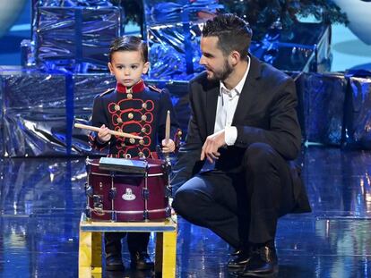Hugo Molina con su padre en la final de 'Got Talent'.