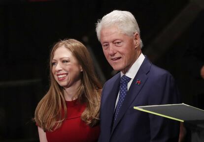 En la imagen, Chelsea Clinton y el ex presidente Bill Clinto en su llegada al debate.