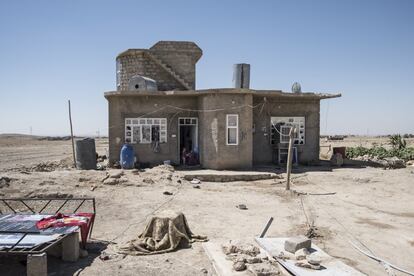 En el verano del 2014, Sinyar, la principal ciudad iraquí de la población yazidí, fue atacada por el Daesh, asedio que duró más de cuatro meses. Los yazidíes que lograron regresar a sus casas se encontraron con una ciudad derruida y llena de artefactos explosivos improvisados. En la fotografía, una de las casas en proceso de reconstrucción.