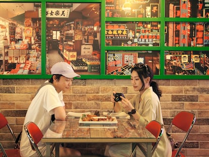 Dos clientas en el restaurante Hong Kong 70, en el madrileño barrio de Usera (Madrid).