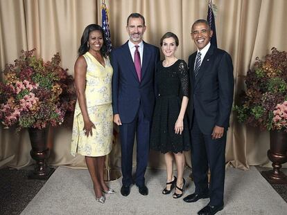 Para su encuentro con los Obama, Letizia Ortiz eligió el mismo vestido que lució durante los Premios Príncipe de Asturias de 2010, firmado por Felipe Varela. Aunque cambió el peinado y los complementos. 