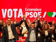 Pedro Sánchez y Miguel Ángel Gallardo, en el acto de cierre de campaña electoral en Villanueva de la Serena.