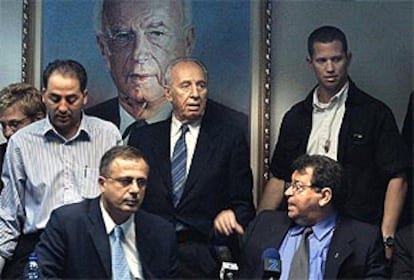 Simon Peres (centro) y el ex ministro de Defensa, Ben Eliezer (sentado a la derecha), ayer en Jerusalén.