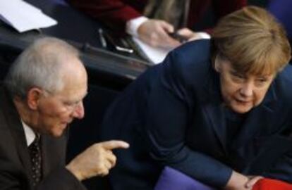 La canciller Angela Merkel y el ministro de finanzas, Wolfgang Schaeuble, durante una sesi&oacute;n en el parlamento alem&aacute;n. 