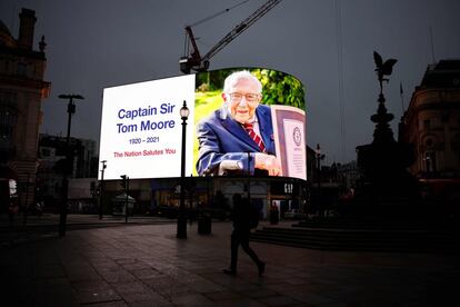 Las pantallas de Piccadilly Circus de Londres muestran la foto del capitán Tom Moore, que recaudó casi 34 millones de euros para el Servicio Nacional de Salud del Reino Unido, fallecido este martes por covid-19.