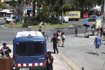 Una imagen de la rotonda de Cambrils donde se produjo el choque y posterior tiroteo.