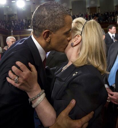 Obama saluda con un beso a la secretaria de Estado, Hillary Clinton, antes de iniciar el discurso.