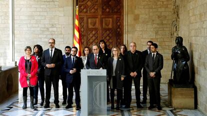 El presidente de la Generalitat, Quim Torra, acompañado por los miembros de su gobierno, durante una declaración institucional este viernes en el Palau de la Generalitat.