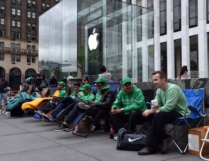 Muchos adictos a la firma de la manzana esperaban desde primera hora de este 9 de septiembre frente a la tienda de Apple en la Quinta Avenida de Nueva York.  