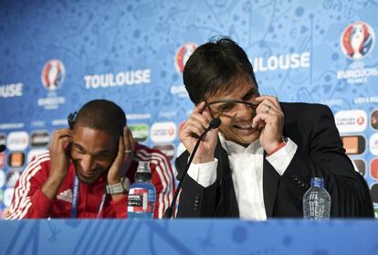 Risas entre el seleccionador de Gales, Chris Coleman, y uno de sus jugadores, Ashley Williams.