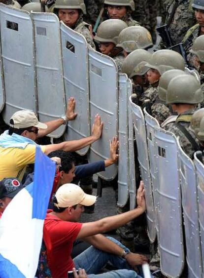 Seguidores del presidente depuesto se enfrentan a soldados hondureños en las cercanías del aeropuerto de Toncontín, en Tegucigalpa