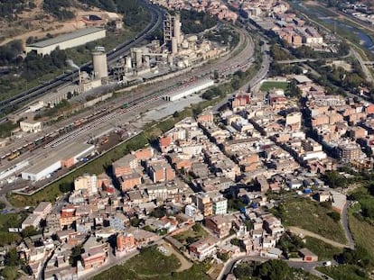 vista aérea de Montcada, con la planta de Lafarge al fondo.