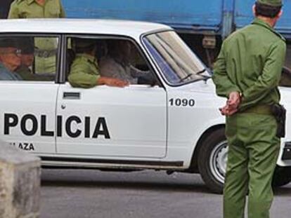 Un disidente cubano (sin identificar) es trasladado en un coche policial hacia el tribunal a principios de abril.