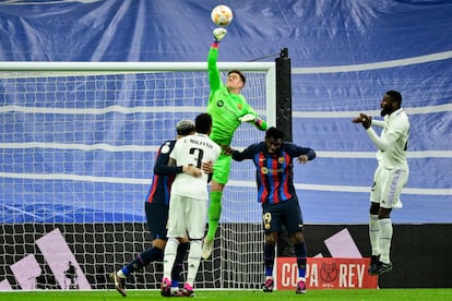 Ter Stegen desvía un remate durante el clásico de Copa en el Bernabéu.