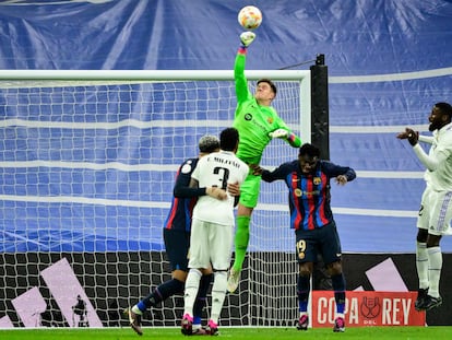 Ter Stegen desvía un remate durante el clásico de Copa en el Bernabéu.