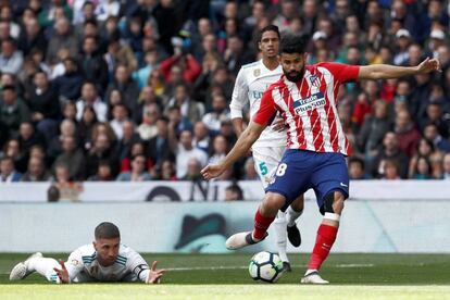 Diego Costa, dispara a porteria ante la mirada del defensa del Real Madrid, Sergio Ramos.