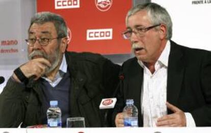 Los secretarios generales de CCOO y UGT, Ignacio Fernández Toxo (d) y Cándido Méndez (i), respectivamente, durante la rueda de prensa que han ofrecido hoy en la sede de UGT, para presentar las movilizaciones en todo el país con motivo del Primero de Mayo.