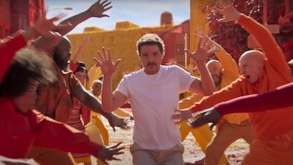 El actor Pedro Pascal en un anuncio de Apple.