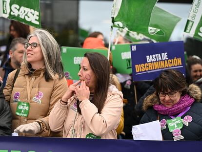 Enfermeras se concentraban a las puertas del Hospital La Paz en Madrid, el pasado 8 de marzo, para reclamar mejoras profesionales.