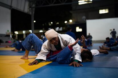 La yudoca congoleña Yolande Mabika entrenando en Río de Janeiro, donde vive desde 2013 cuando llegó para participar en el Campeonato Mundial de Judo. “Los atletas de aquí tienen a sus familias para animarles, ¿dónde están las nuestras? Dios que nos va a ayudar”, se lamenta con tristeza.