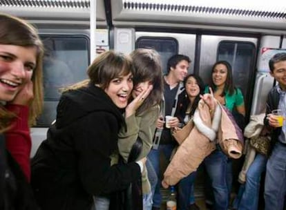 Un grupo de jóvenes disfrutan del primer sábado por la noche de servicio ininterrumpido de metro en Barcelona, el pasado 14 de abril. Para muchos, el viaje de una zona de marcha a otra es una oportunidad inmejorable para seguir con la fiesta.