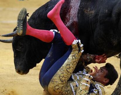 El diestro José María Manzanares, volteado por el tercer toro de la tarde.