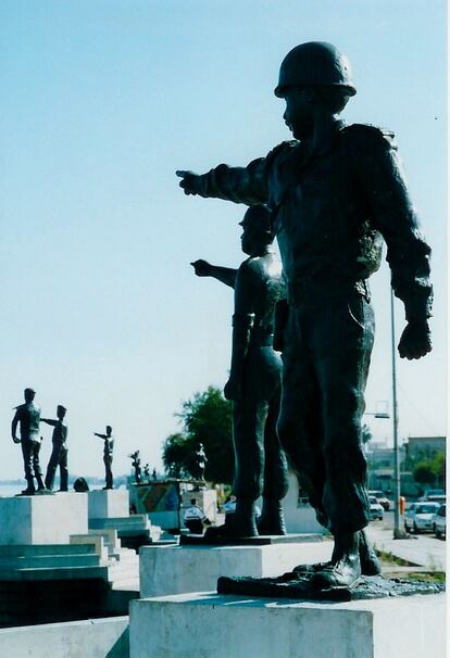 Basora, Irak 2002. Estatuas de soldados iraquíes señalando con el dedo a Irán poco antes de la guerra de 2003. En la medida en que las circunstancias lo permiten, siempre intento viajar en los países donde trabajo, y si puedo lo hago en tren. Esto me da la oportunidad de descubrir el país desde un punto de vista distinto y acercarme un poco más a sus gentes. Este viaje a Basora, donde confluyen los ríos Tigris y Éufrates fue, creo recordar, el último que hice en Irak.