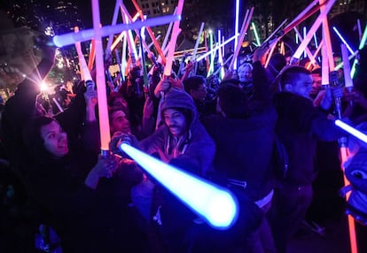 Seguidores de la saga galáctica de Star Wars se han reunido en Pershing Square, en la ciudad de Los Ángeles, para celebrar el estreno de 'El despertar de la Fuerza'.