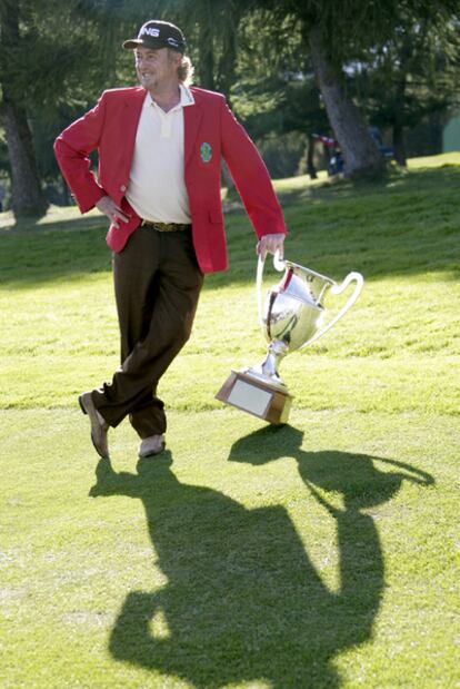 Miguel Ángel Jiménez, con la copa de ganador en Suiza.