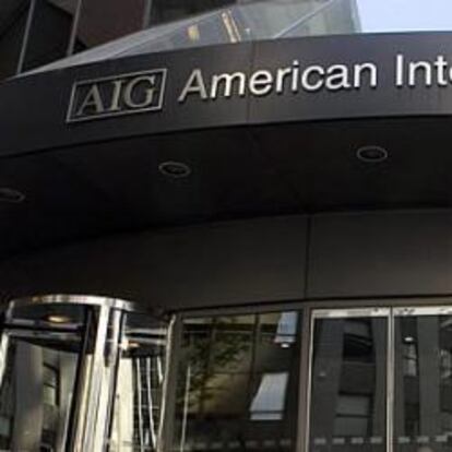 Un peatón pasa por delante de la sede centra de AIG en Nueva York