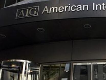 Un peatón pasa por delante de la sede centra de AIG en Nueva York