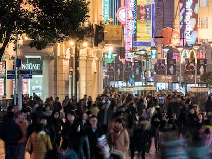 Vista de una calle comercial en Shanghái.