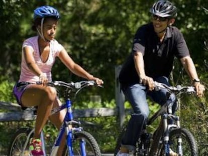 Obama pasea en bicicleta con su hija Sasha el verano pasado en Martha's Vineyard.