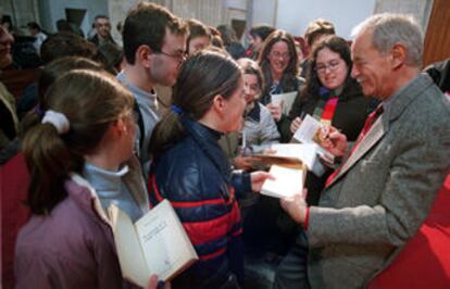 Eduardo Mendoza, ayer, en la capilla de Sant Miquel dels Reis, en la Biblioteca Valenciana, firmó autógrafos después de su intervención.