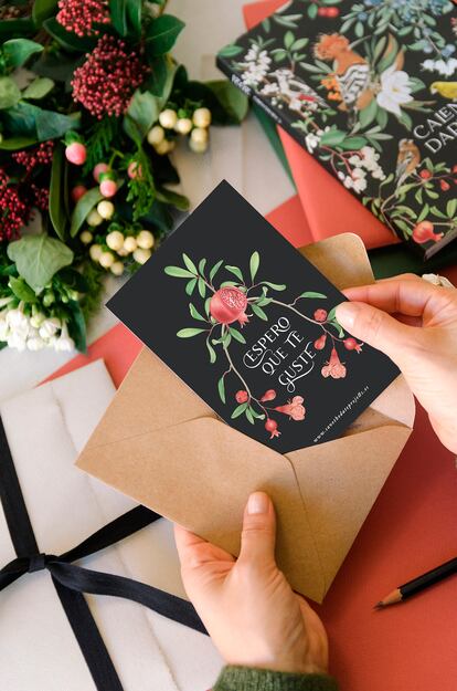 Con regalo. Utilizando sus ilustraciones inspiradas en el mundo de las flores la firma madrileña Save the Date Projects ha creado este año una serie de tarjetas navideñas para acompañar con un mensaje especial los envíos de regalos y paquetes (6 euros).