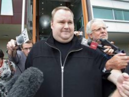 Kim Dotcom, rodeado de periodistas. EFE/Archivo