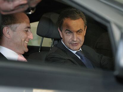 José Luis Rodríguez Zapatero, al volante, y Miguel Sebastián, el viernes en la planta de Antolín.