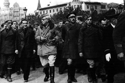 Un sonriente Dionisio Ridruejo a la izquierda del general Yagüe, en la plaza de Cataluña de Barcelona, tras la toma de la ciudad por las tropas franquistas en 1939.