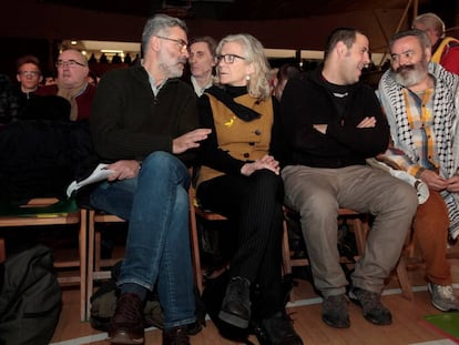 Carles Riera (i), con la regidora Mar&iacute;a Jos&eacute; Lecha (2i), y el alcalde S&aacute;nchez Gordillo (d), en el mitin de final de campa&ntilde;a de la CUP en Barcelona. 