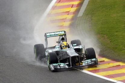 Lewis Hamilton pisa el 'piano' durante la prueba clasificatoria.