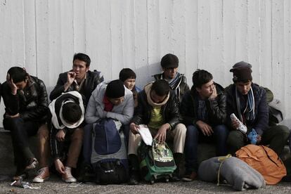 Un grupo de refugiados descansa en el puerto del Pireo, cerca de Atenas, el pasado día 8.