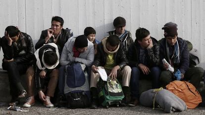 Um grupo de refugiados descansa no porto do Pireu, perto de Atenas, no dia 8 passado.