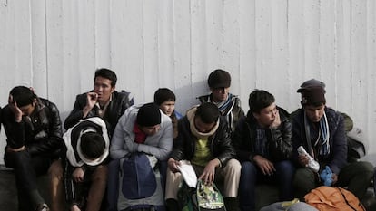 Um grupo de refugiados descansa no porto do Pireu, perto de Atenas, no dia 8 passado.