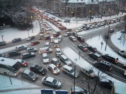 Un atasco en Bruselas en medio de una fuerte nevada en 2019.