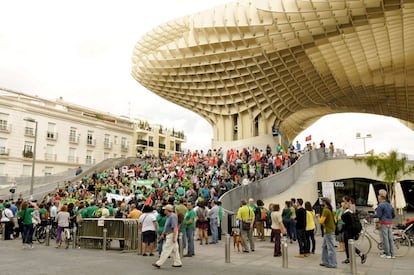 La Marea Verde organiza una asamblea-concentración en la Plaza de la Encarnación de Sevilla, para apoyar la convocatoria de huelga en el sector de la Educación, para luchar contra la LOMCE.