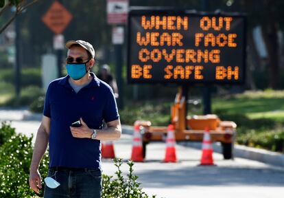 Una señal en Beverly Hills recuerda que es obligatorio llevar mascarilla en público.