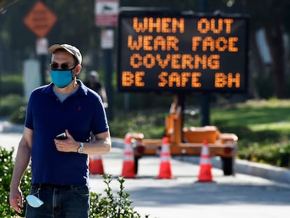 Una señal en Beverly Hills recuerda que es obligatorio llevar mascarilla en público.